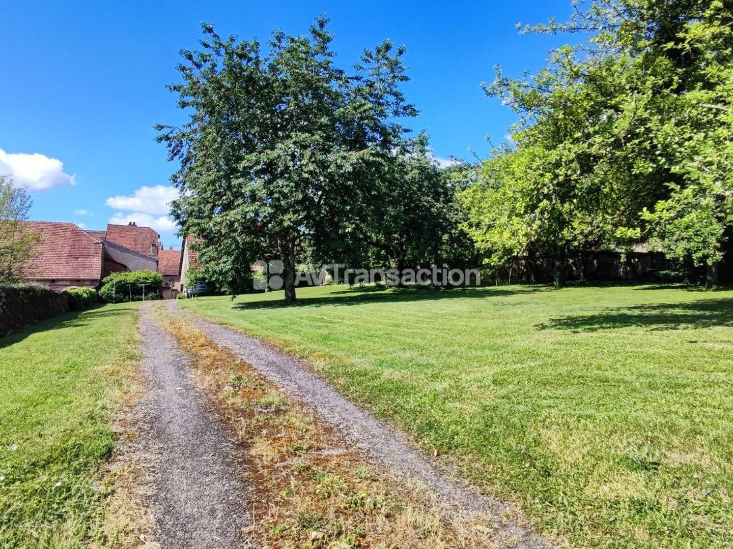 Ensemble immobilier et terrain consctuctible