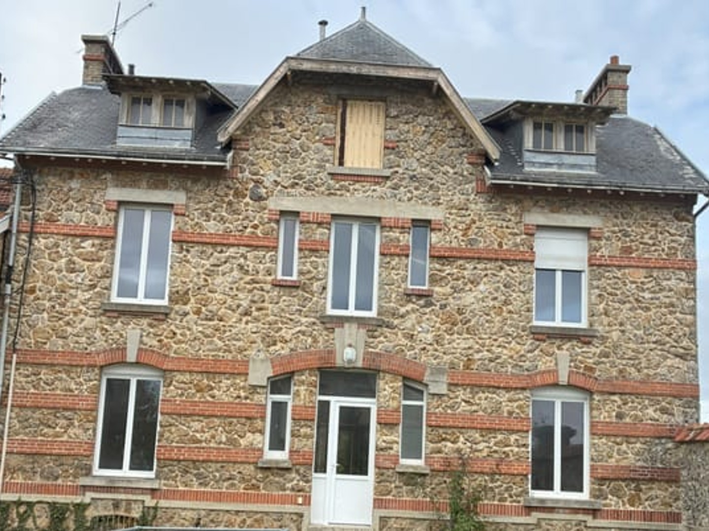 CHARME ET AUTHENTICITÉ POUR CETTE BATISSE DANS LE VIGNOBLE