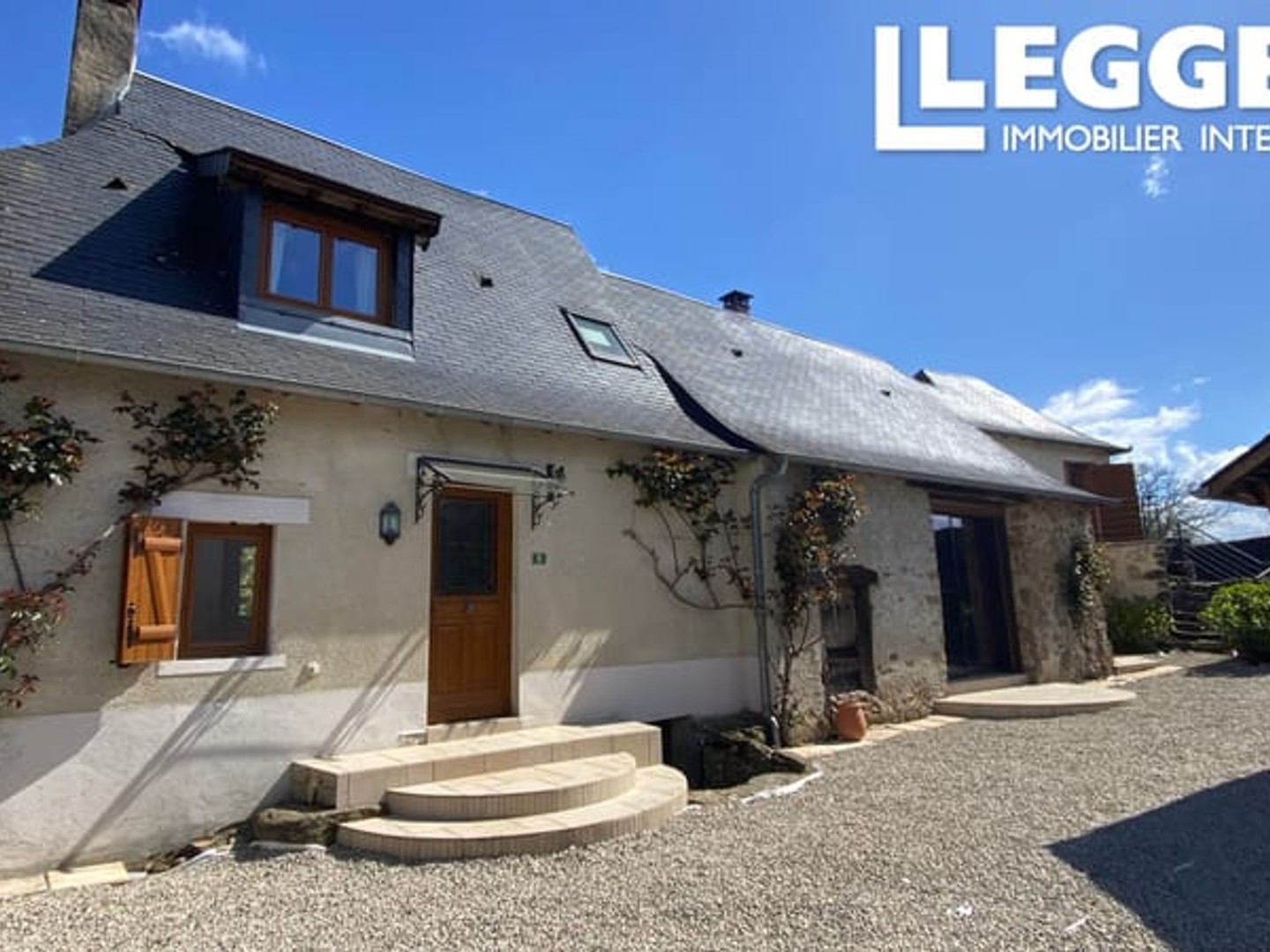 Maison en pierre rénovée, 3/4 ch., jardin, carport chêne, dépendances, hameau historique