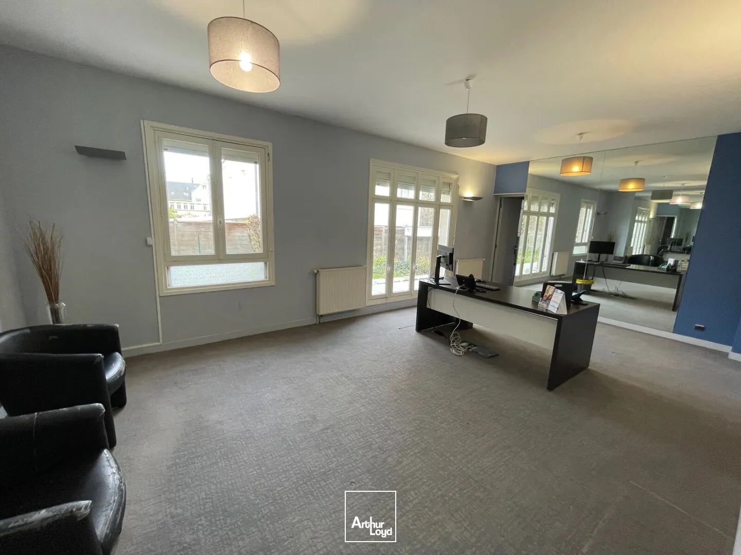 A VENDRE - BUREAUX / AGENCE COMMERCIALE - 180 M2 - COMPIEGNE CENTRE VILLE