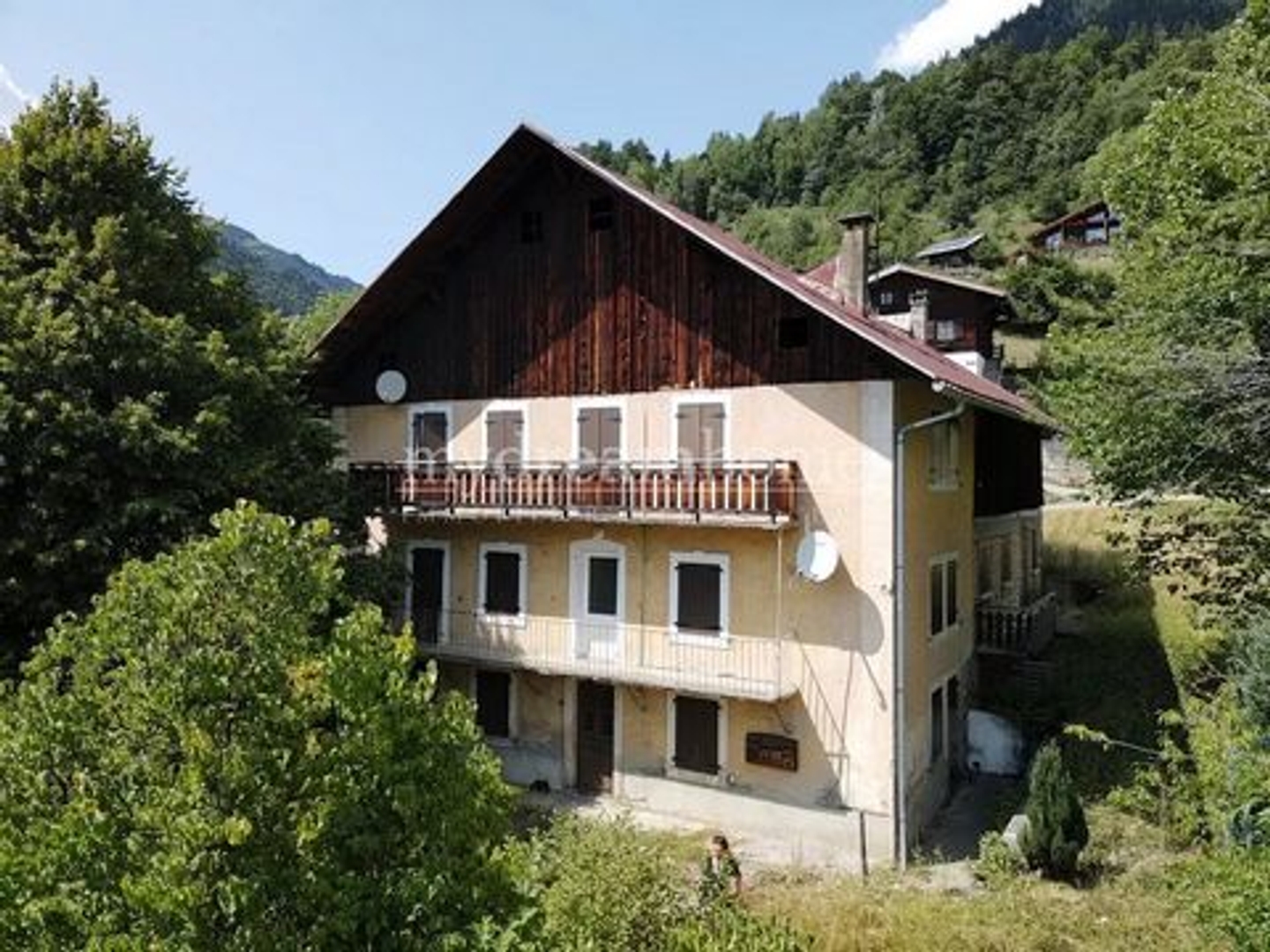 Situé à seulement quelques pas du centre du villag
