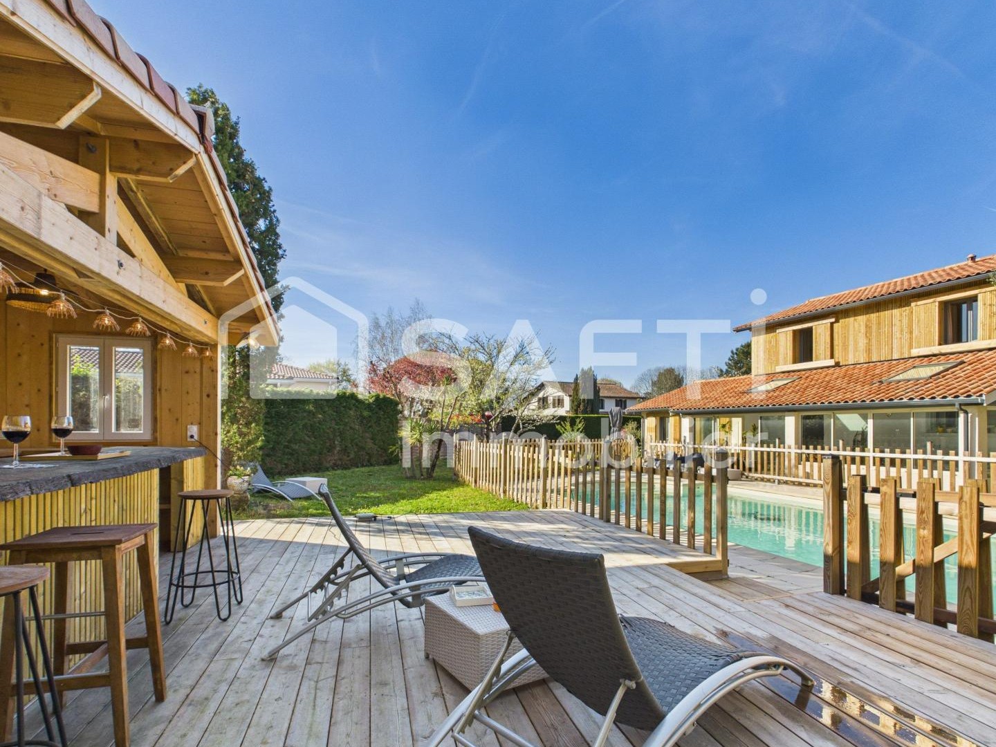 Maison familiale avec piscine et cuisine d'été