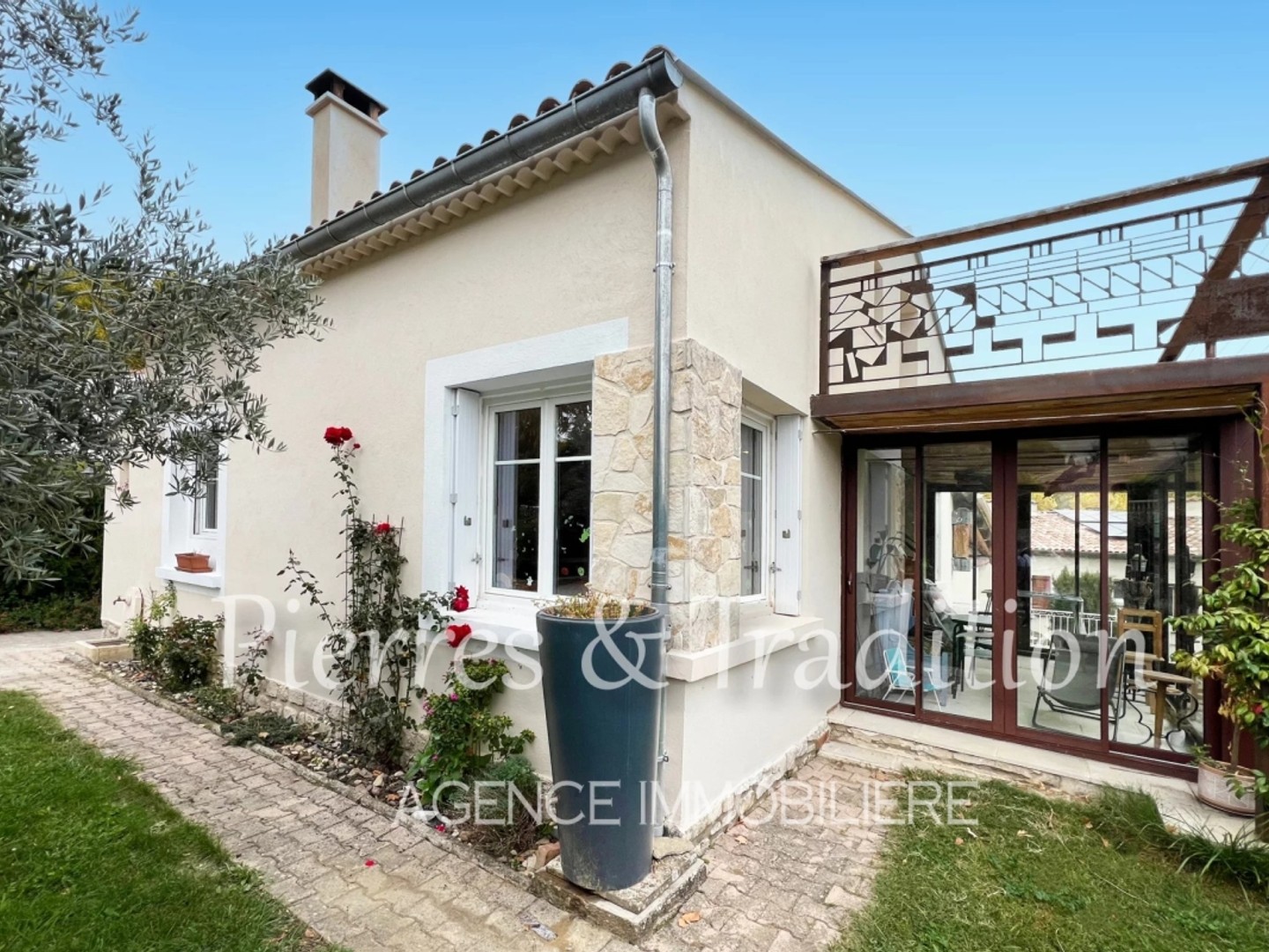 Céreste, maison rénovée avec grand garage et jardin proche commerces