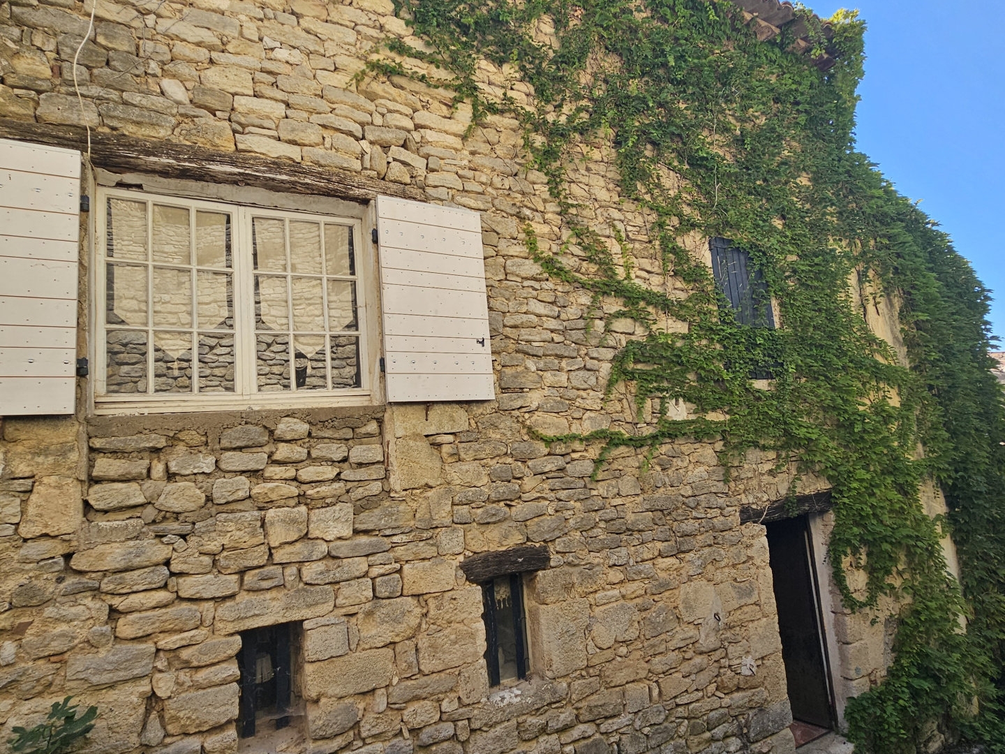 Luberon,Saignon jolie maison de village en pierre de 128 m2