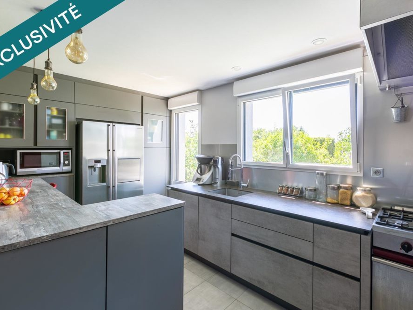 Maison à vendre - 8 pièces - 250m2 - Chassieu (69680)