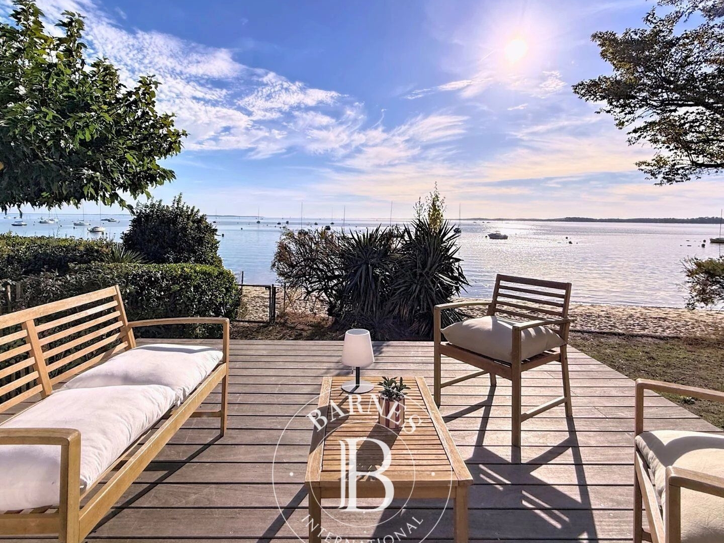 MAISON EN PREMIÈRE LIGNE AVEC VUE PANORAMIQUE ET DÉPENDANCE À ARÈS, SUR LE BASSIN D'ARCACHON