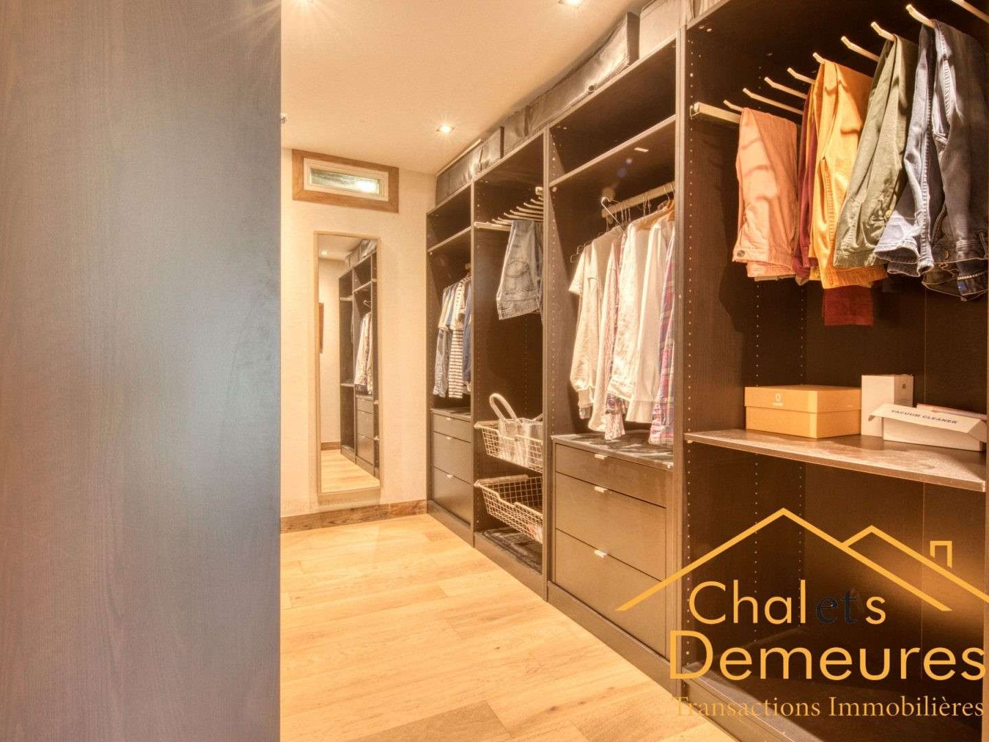Maison 8 pièces 235 m²