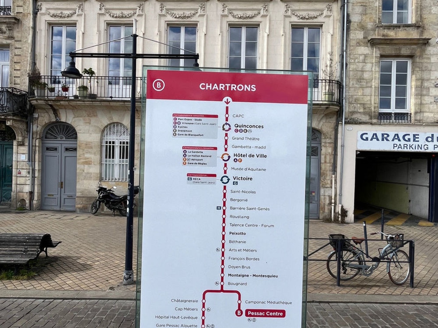 Parking Bordeaux Chartrons TRAM B devant