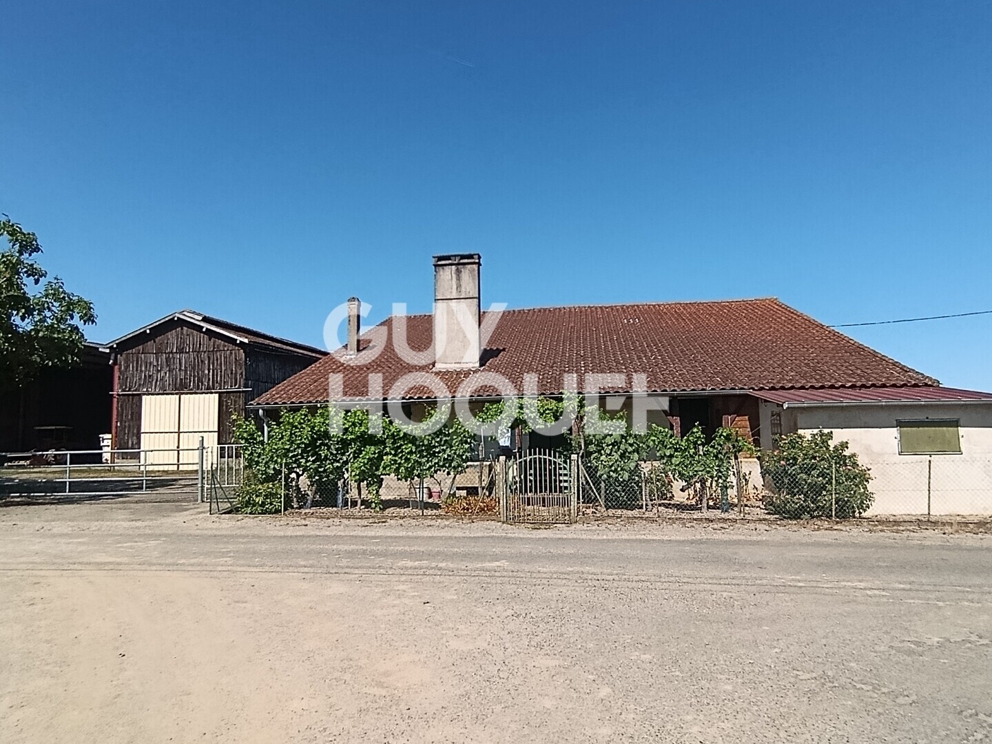 Maison à vendre avec dépendances et terrain