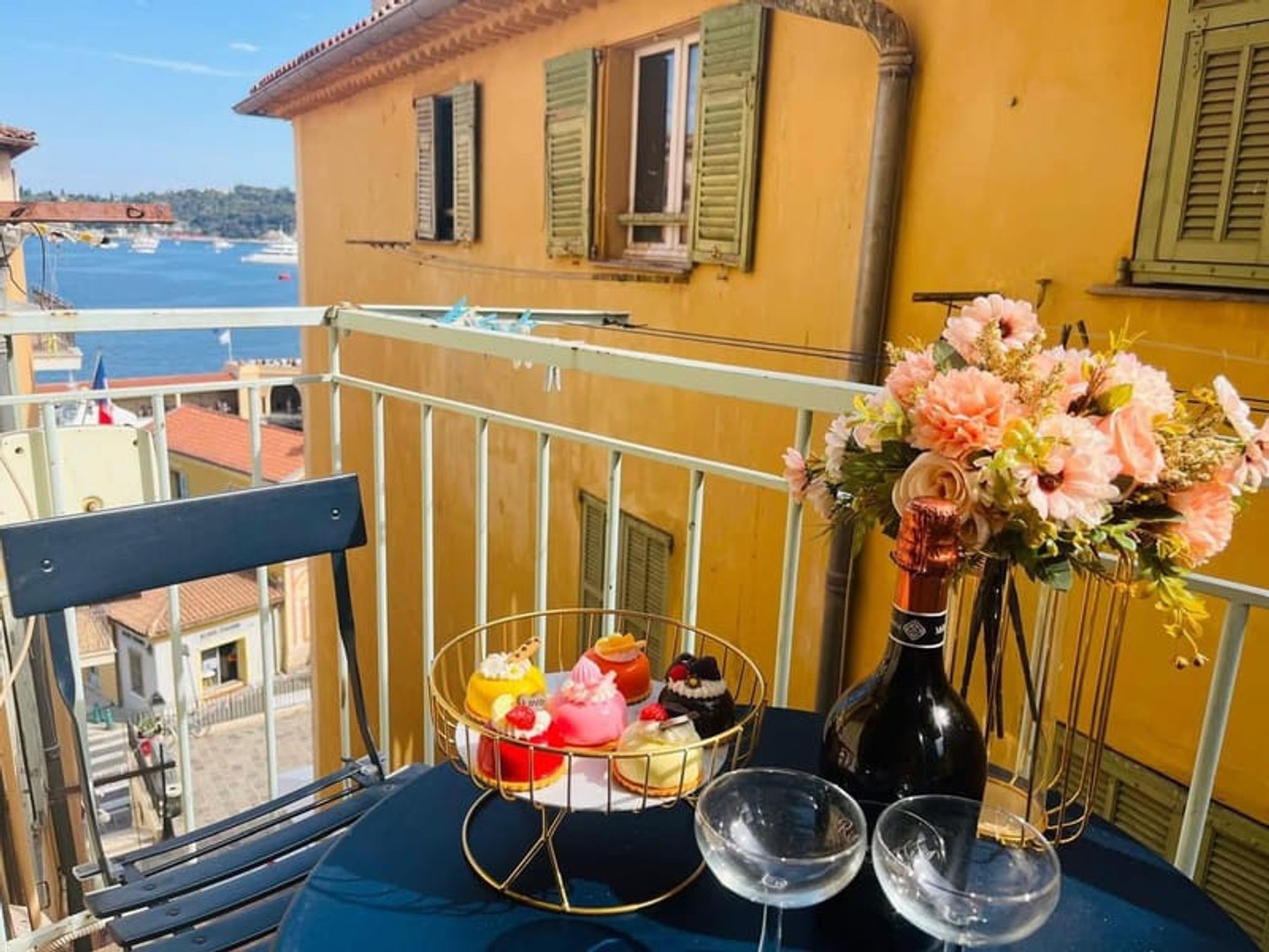 VILLEFRANCHE-SUR-MER - JOLIE 2 PIÈCES DE 24M2, RÉNOVÉ, BALCON, VUE MER