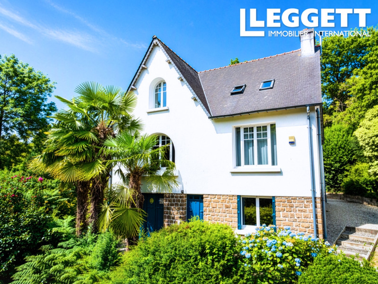 Maison de caractère bien présentée, rénovée avec soin, vue dégagée et des jardins en terrasses.
