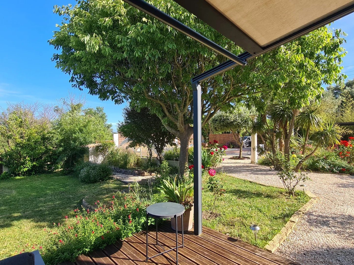 Grande villa familiale avec jardin de style anglais, piscine et dépendances