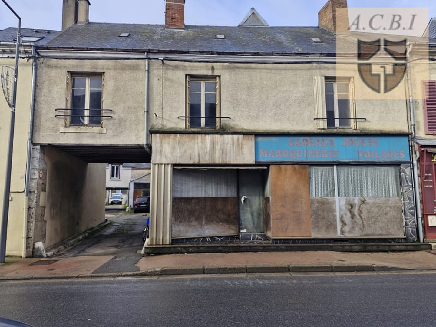 Ensemble immobilier avec local commercial en plein centre ville.