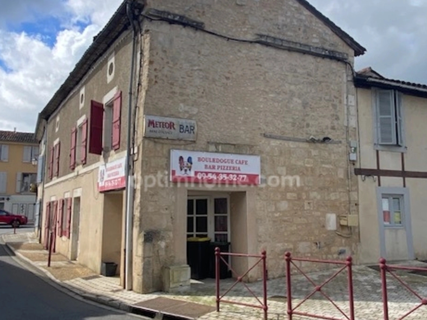 Au coeur du village de Marthon, Bâtiment en pierres, ancien commerce, bar pizza, avec logement au dessus