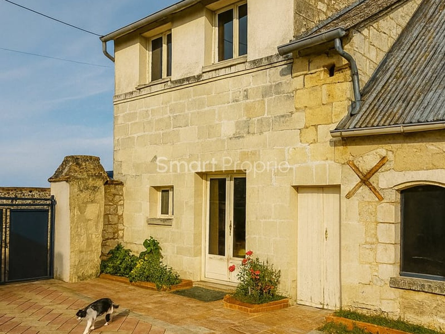 Allonnes (49650) - Centre bourg : Maison bourgeoises aux grandes dépendances avec restaurations nécessaires...