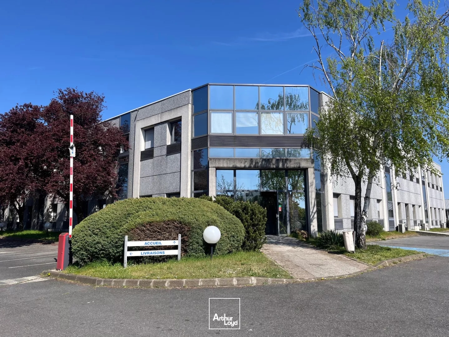 Immeuble indépendant activité bureaux à vendre à Eaubonne avec 58 parkings