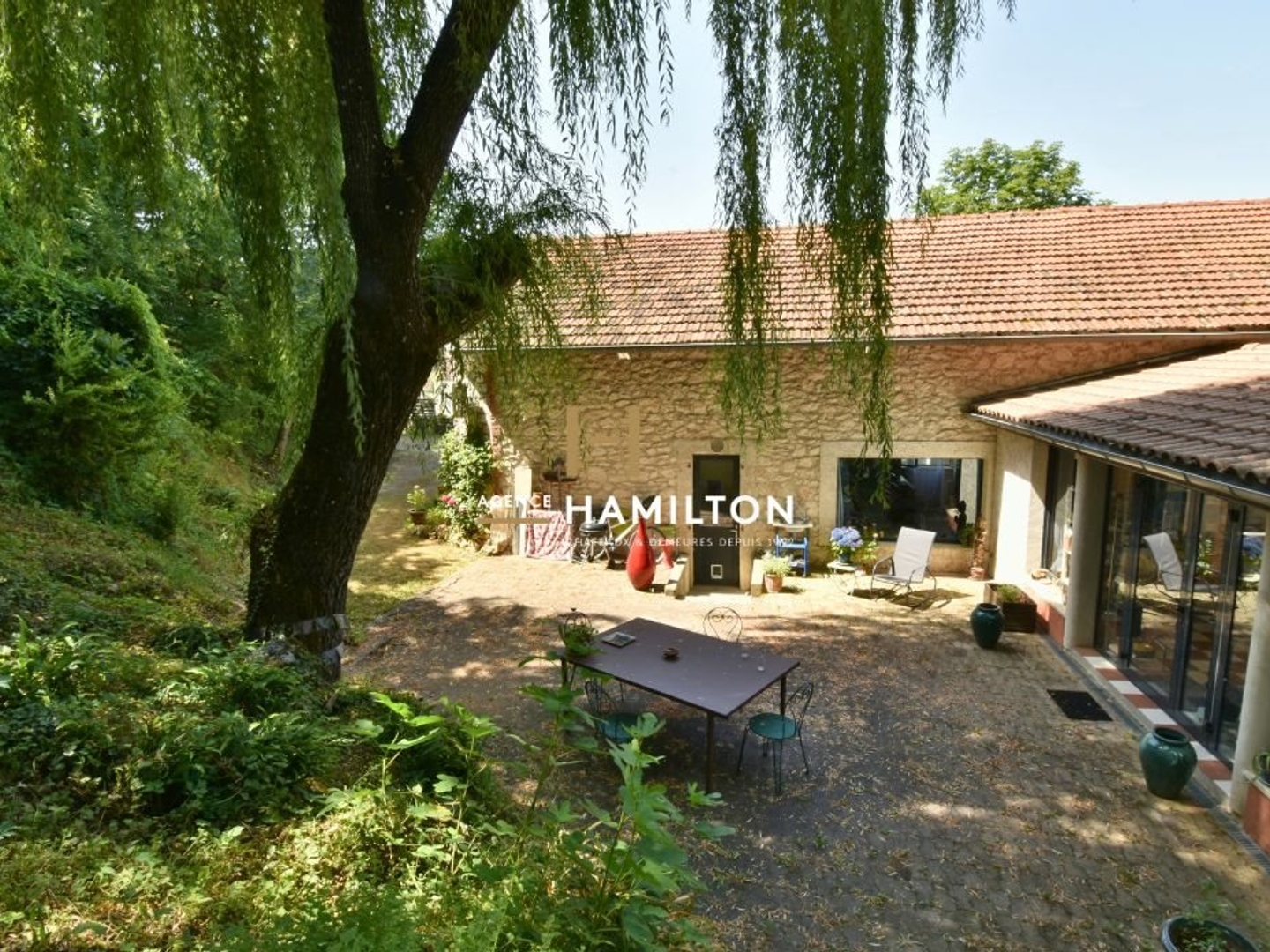 Local Commercial Avec Logement Attenant Et Sous-Sol Amenage
