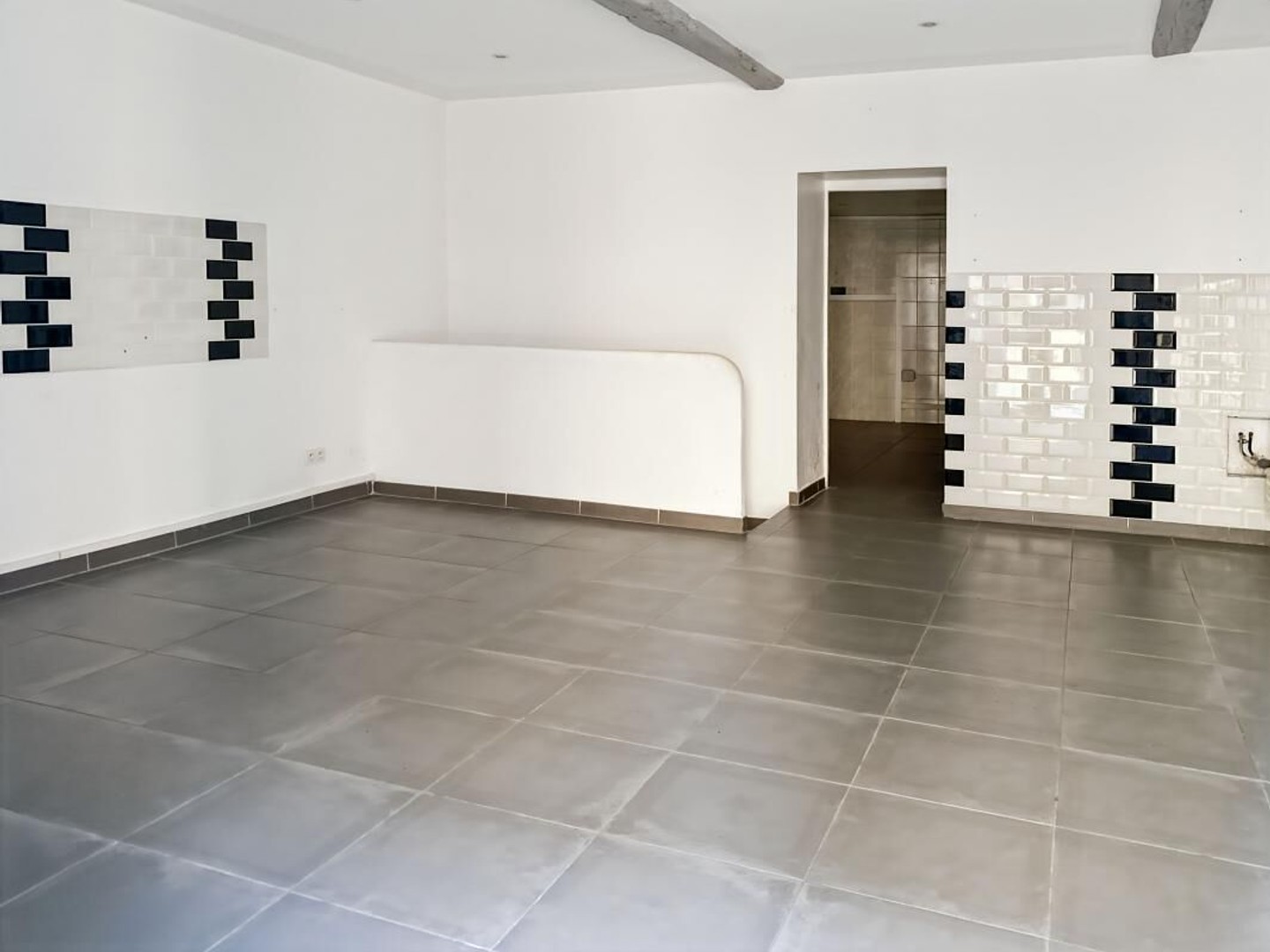Murs commerciaux: local commercial en centre ville - Libre , bail tous commerces - Point d'eau, sanitaires - Cave en sous sol -