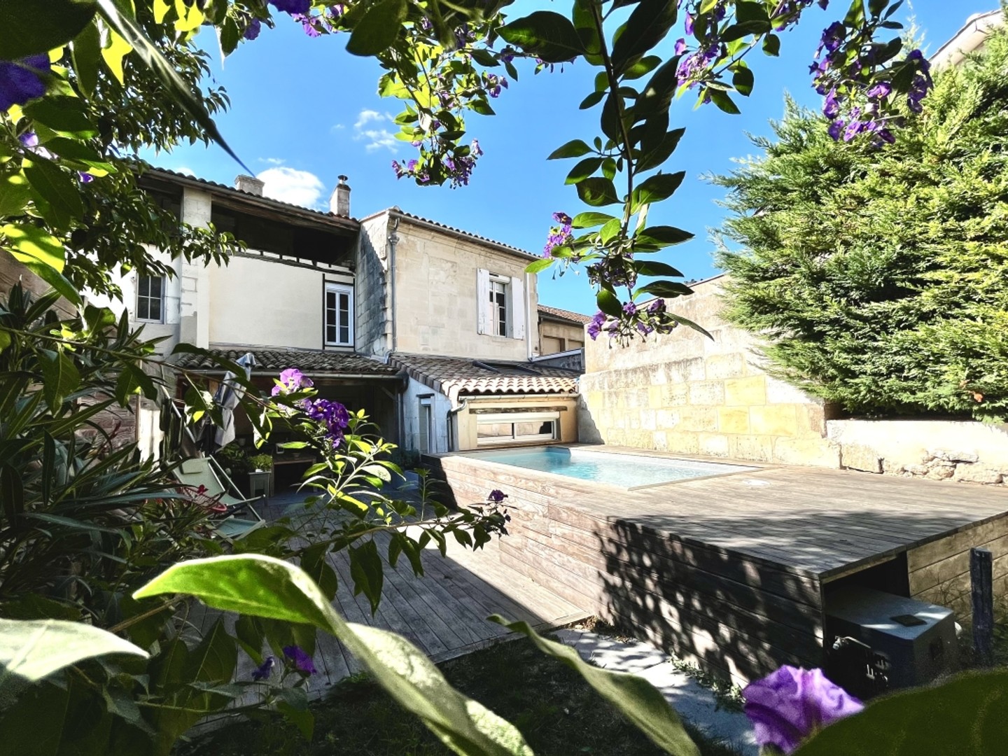 FRONSAC : BELLE MAISON FAMILIALE EN PIERRE AVEC JARDIN ET PISCINE