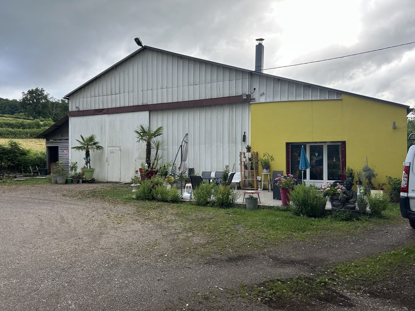 MAISON D'HABITATION AVEC HANGAR DE PLUS DE 300 M2