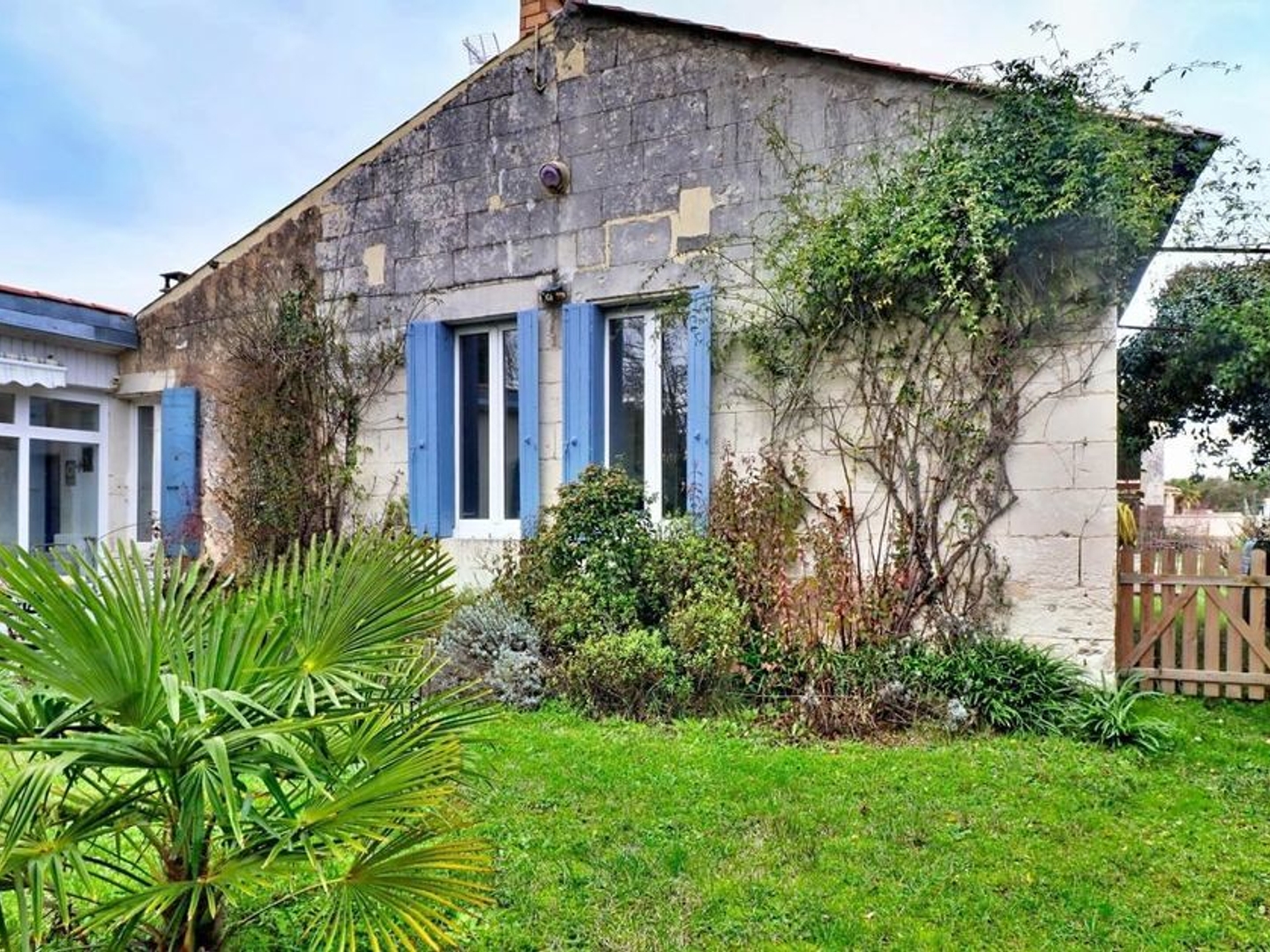 Maison de caractère en pierre de 8 pièces, 5 chambres. 200 m²- DPE C , Saint-Dizant-du Gua