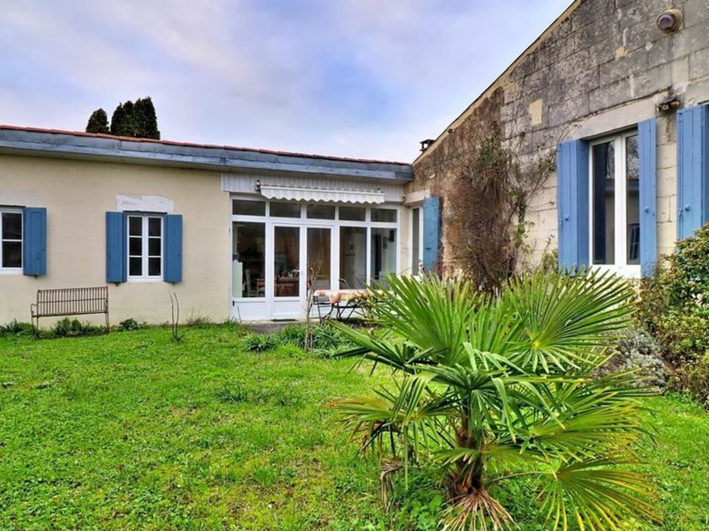 Maison à vendre - 8 pièces - 191m2 - Saint-Dizant-Du-Gua (17240)