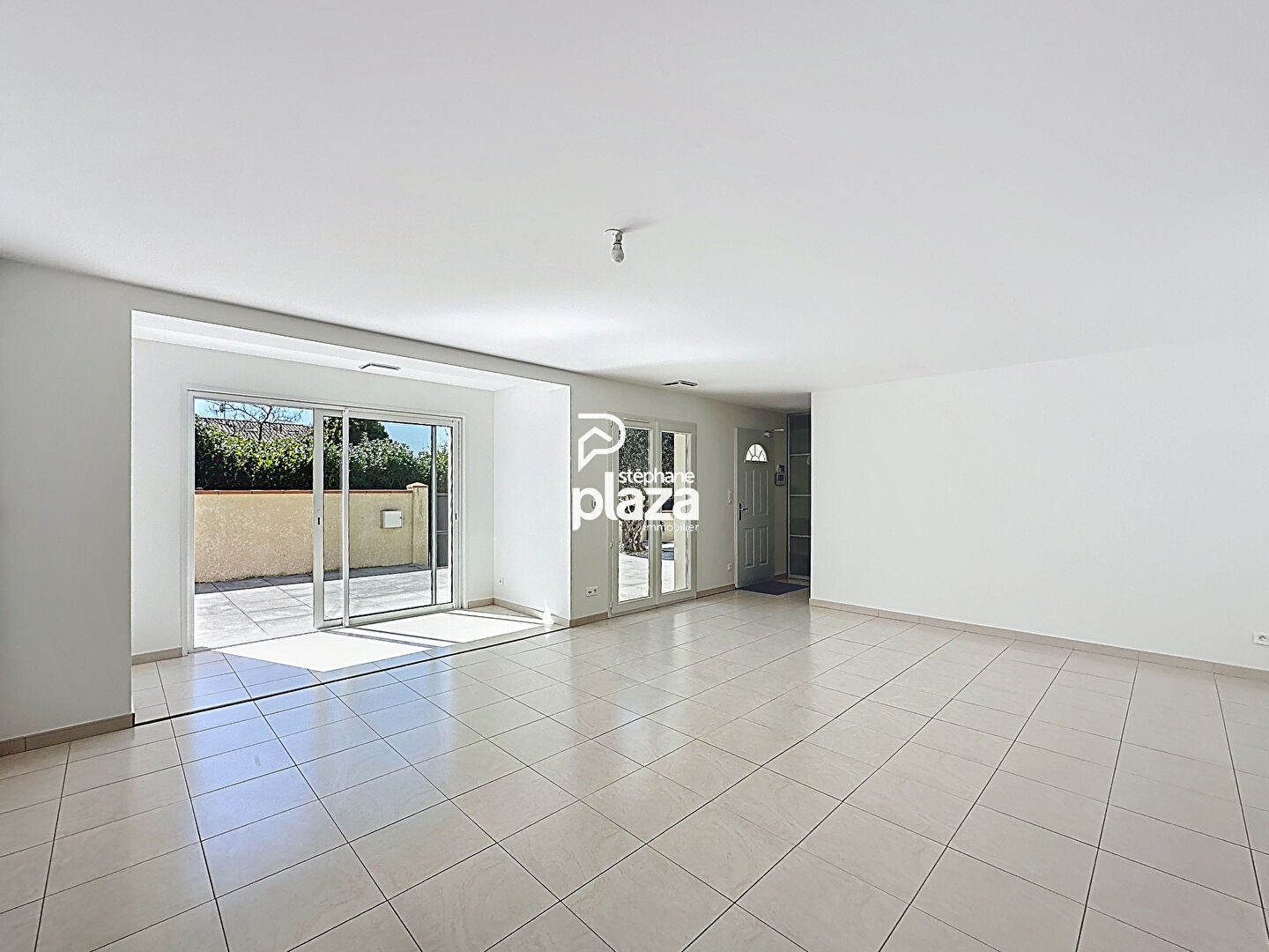 Plaza Immobilier - Frouzins - Maison T5 de 170m² avec Garage de 22.87m² sur un Terrain de 415m²