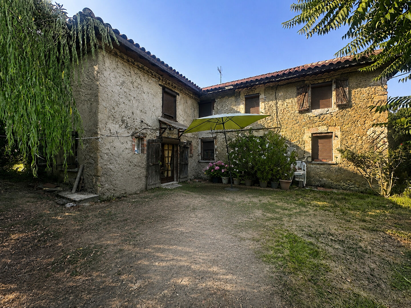 Maison en pierre à rénover de 100 m2 et 2400 m2 de terrain