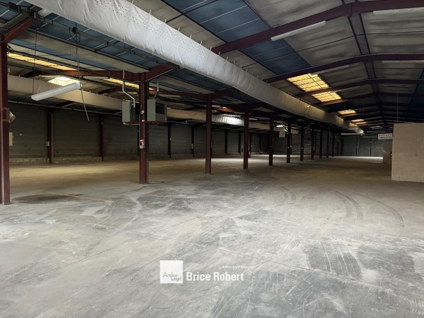 Bâtiment d'activité à vendre à Bron dans zone dynamique et parking