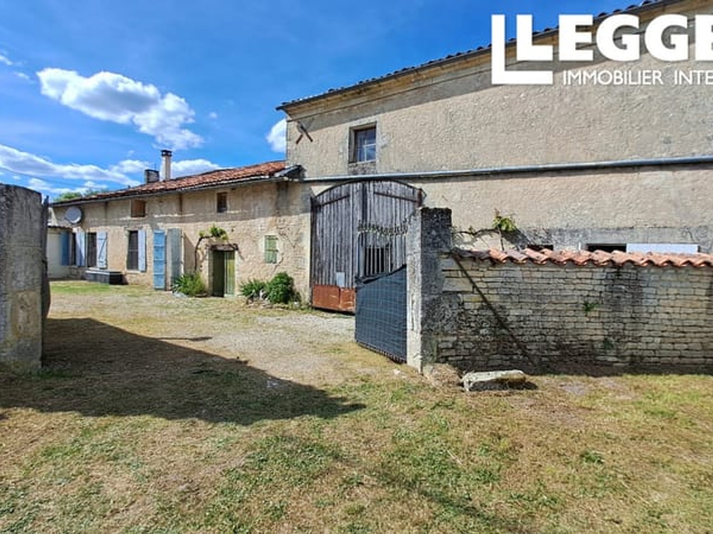 Charmante propriété en pierre habitable avec dépendances, cour et jardin