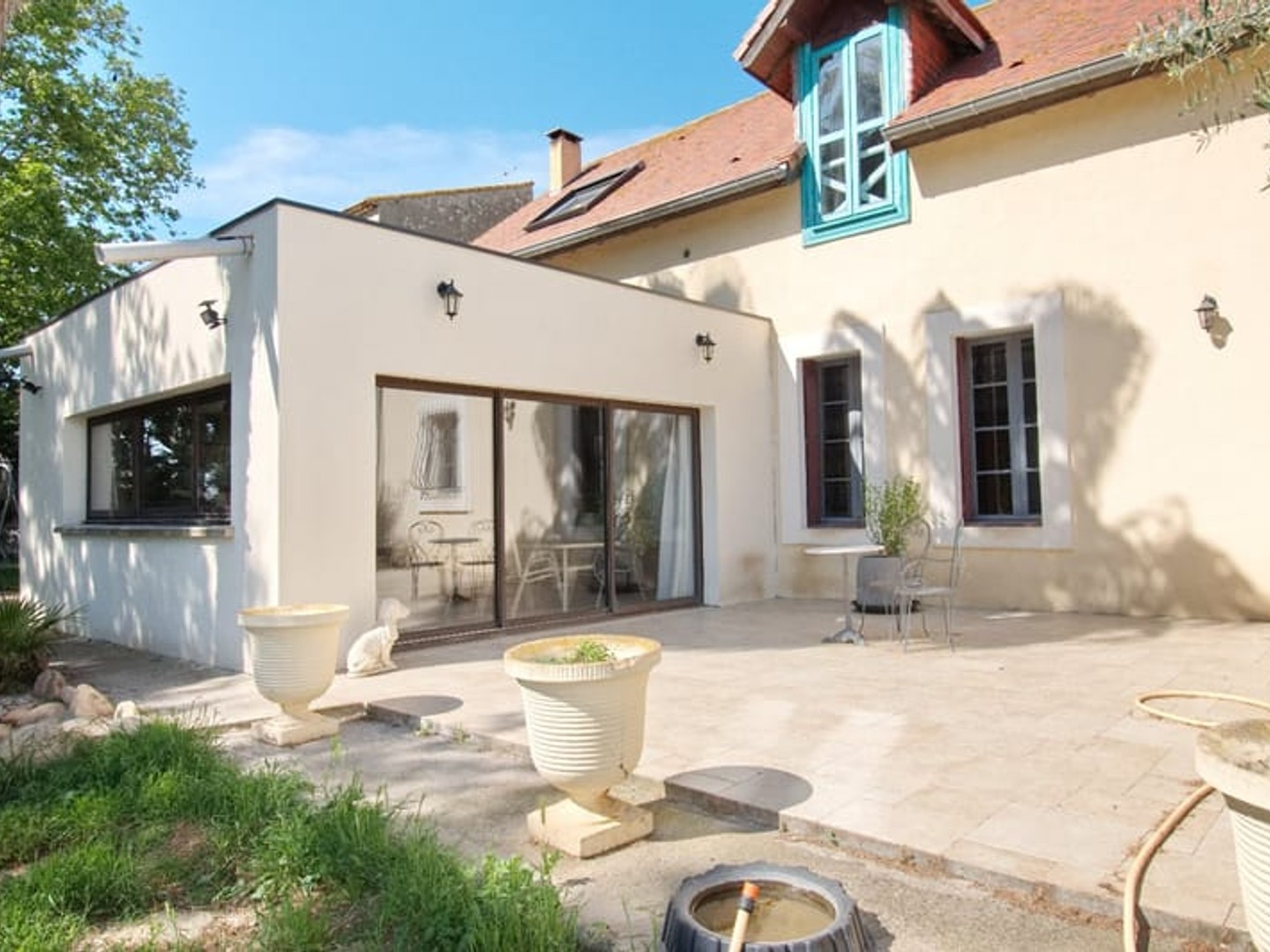 Rare ! Ensemble immobilier avec piscine, 2 maisons + bureau à Lespignan