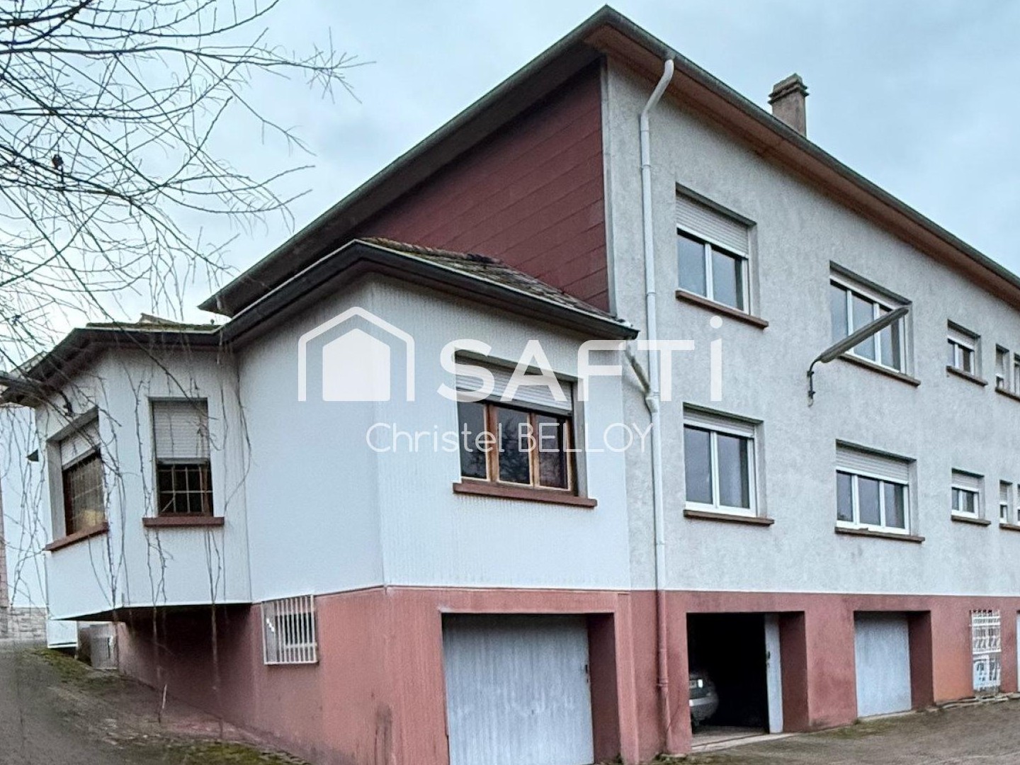 Immeuble composé de 2 appartements et une celleule commerciale.