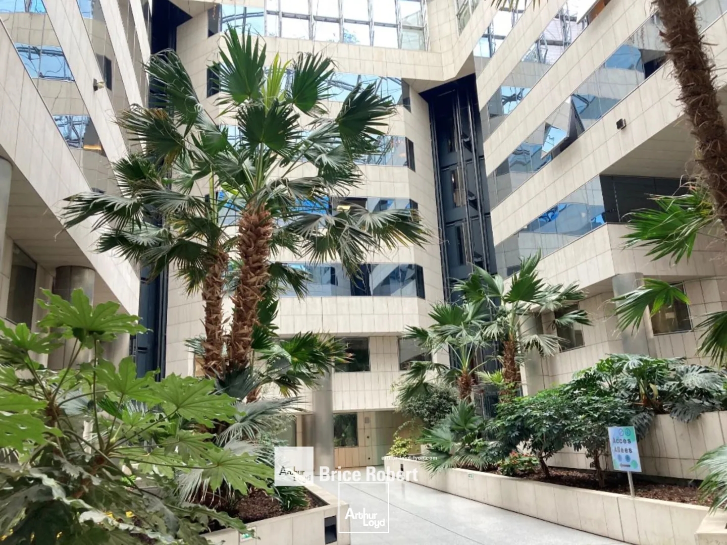 Bureaux à vendre Lyon Part-Dieu dans immeuble emblématique avec patio couvert