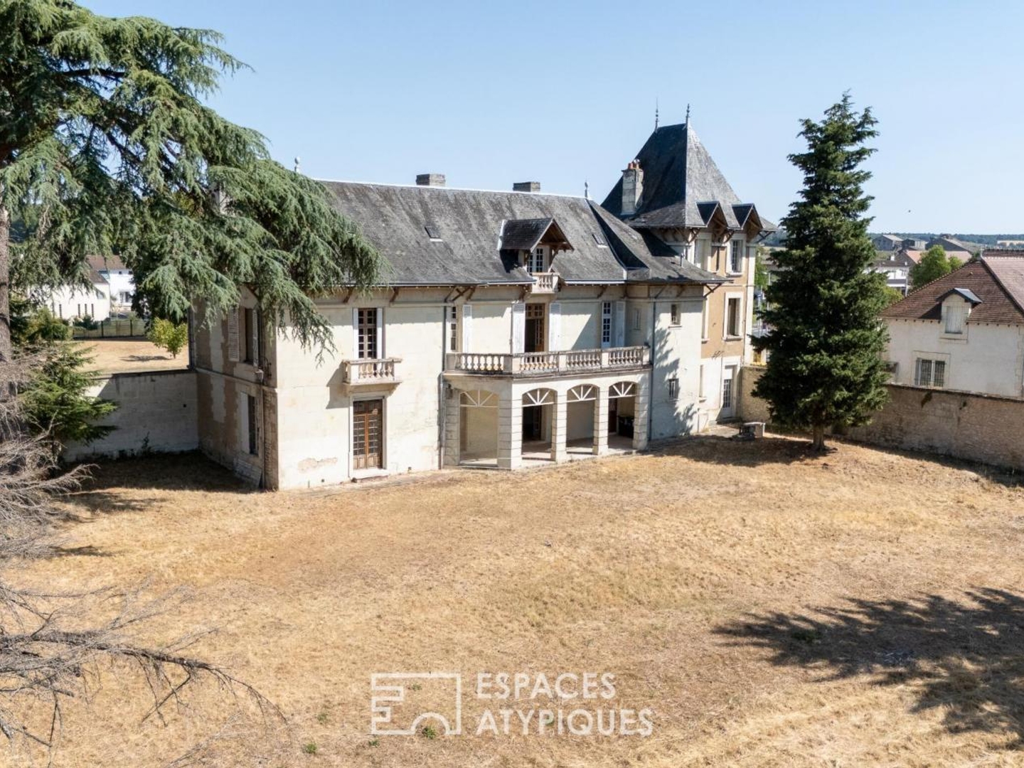 Demeure historique à rénover avec parc en bord de Vienne