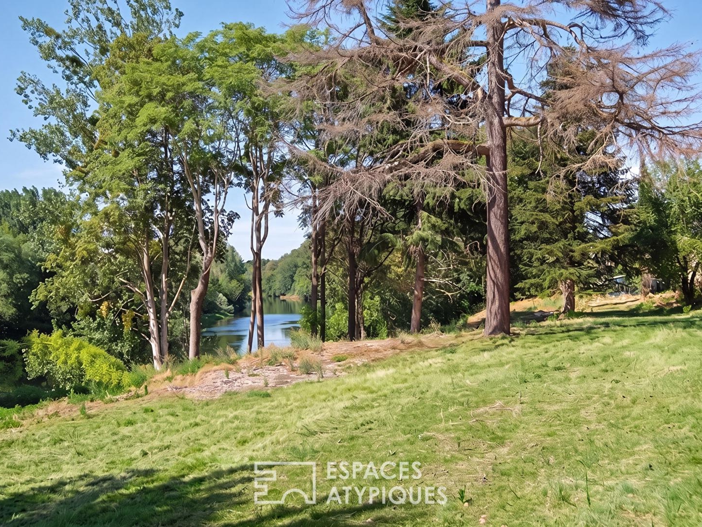 Maison à vendre - 15 pièces - 380m2 - Ingrandes (86220)