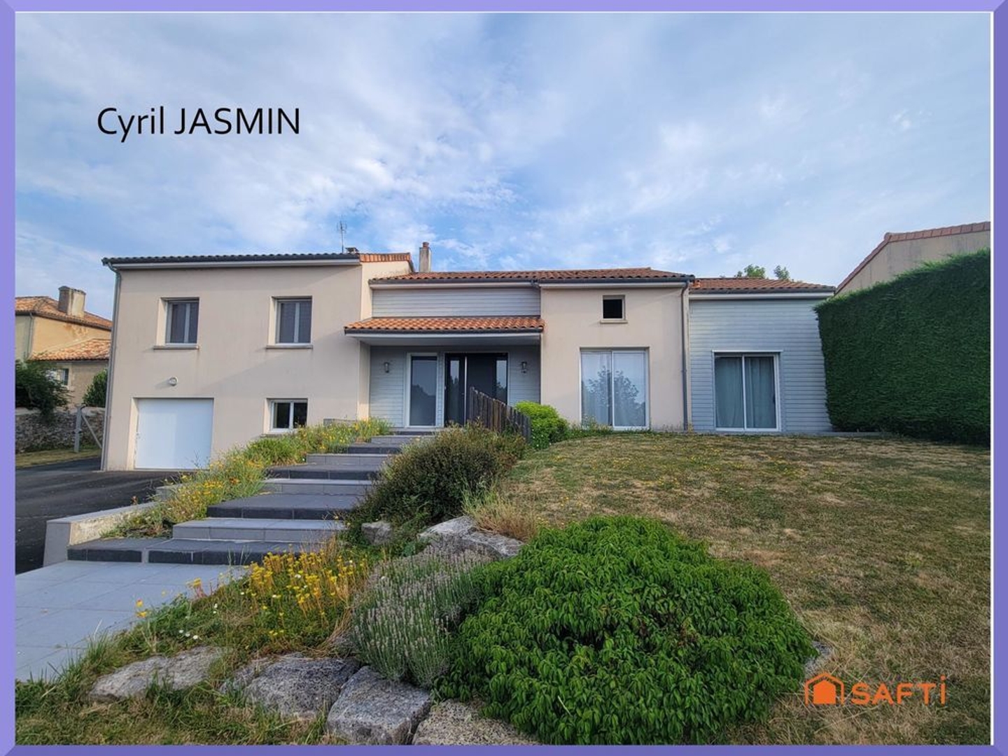 Maison familiale unique avec vie de plain-pied, sous-sol, double garage et extérieurs impeccables sans travaux.