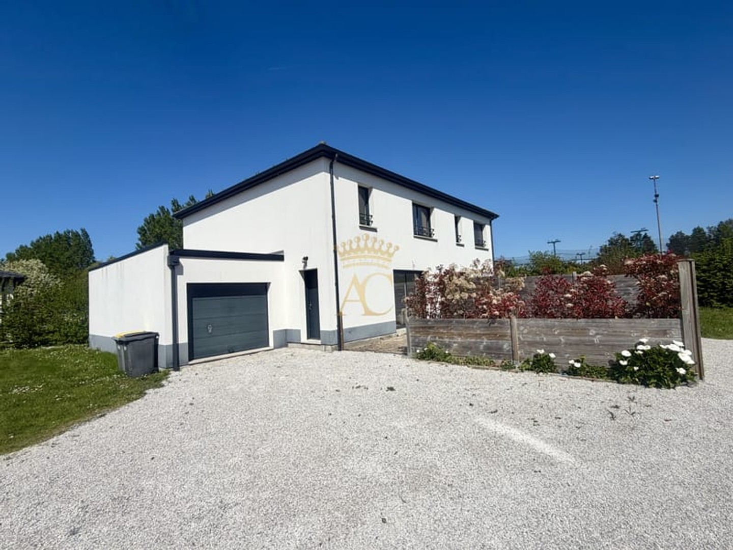 Ensemble immobilier composé d'une maison de 200m2 ou 2 appartements