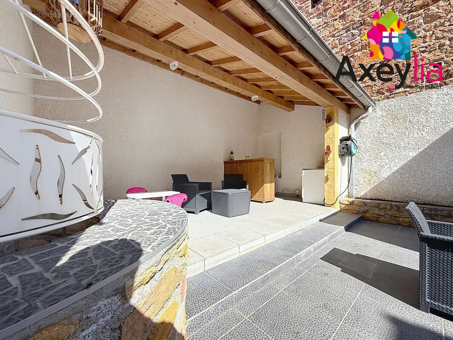 A vendre - roanne centre - maison de ville rénovée avec grande cour, terrasse couverte et cave