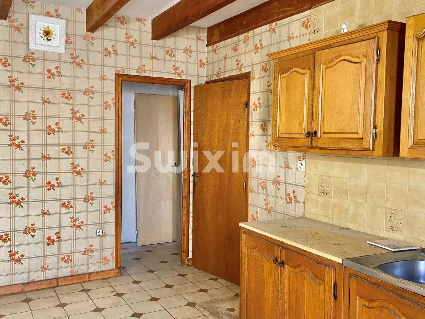 Beau potentiel maison 4 chambres, grand garage petit exterieur