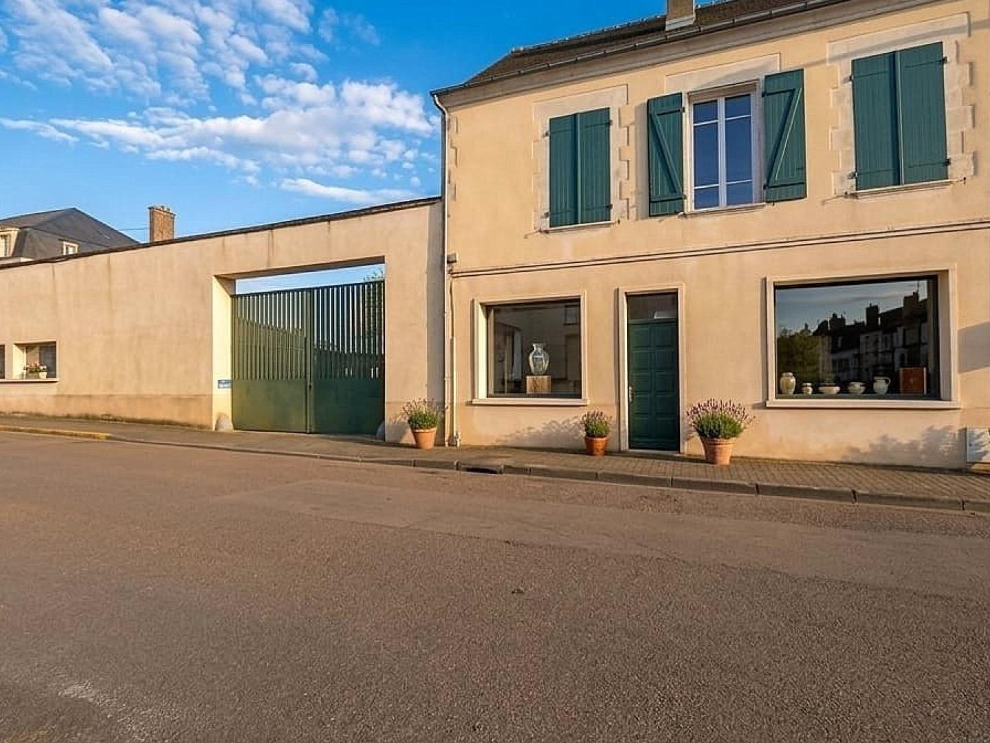 Ensemble immobilier composé de 4 appartements et 300 m² de murs commerciaux LIBRES + jardin