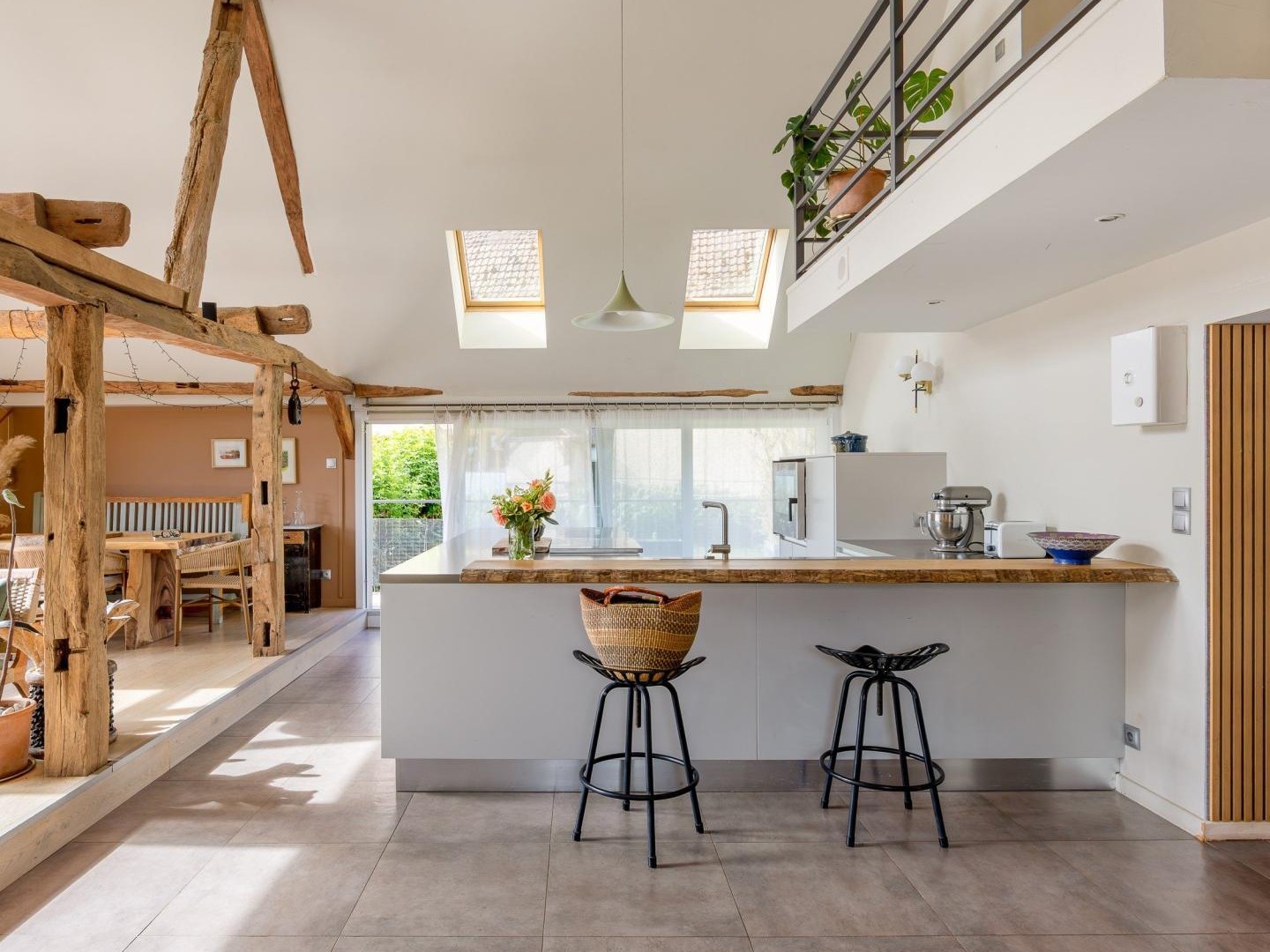 Charmante maison atypique d'environ 182m² avec jardin et piscine