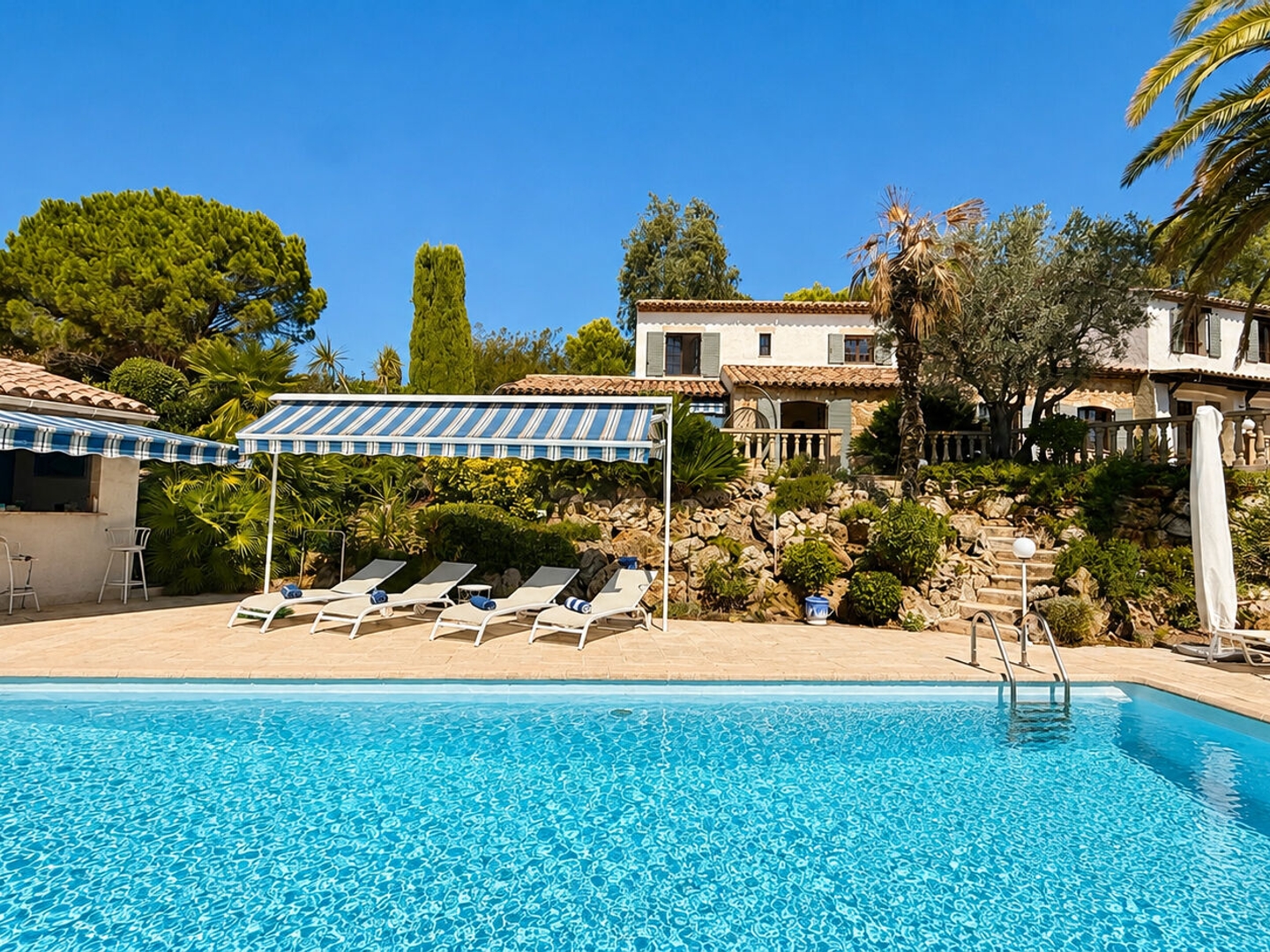 VILLA DE 256m2 AVEC 6 CHAMBRES PISCINE POOL HOUSE DANS UN DOMAINE PRIVÉ À PUGET SUR ARGENS
