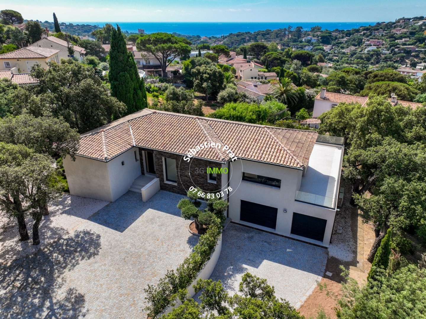LES ISSAMBRES (VAR) - VILLA NEUVE AVEC VUE MER