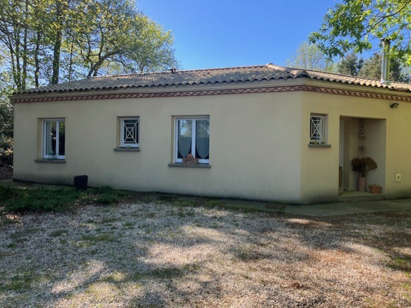 Maison 4 chambres, studio indépendant et garage sur belle parcelle de 1840m2