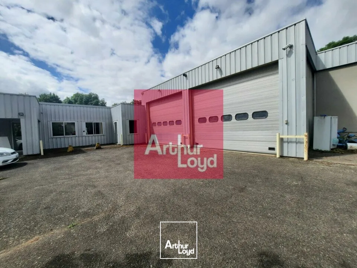 RIOM A VENDRE LOCAL ACTIVITE 965 M² - PARCELLE 7300 M²