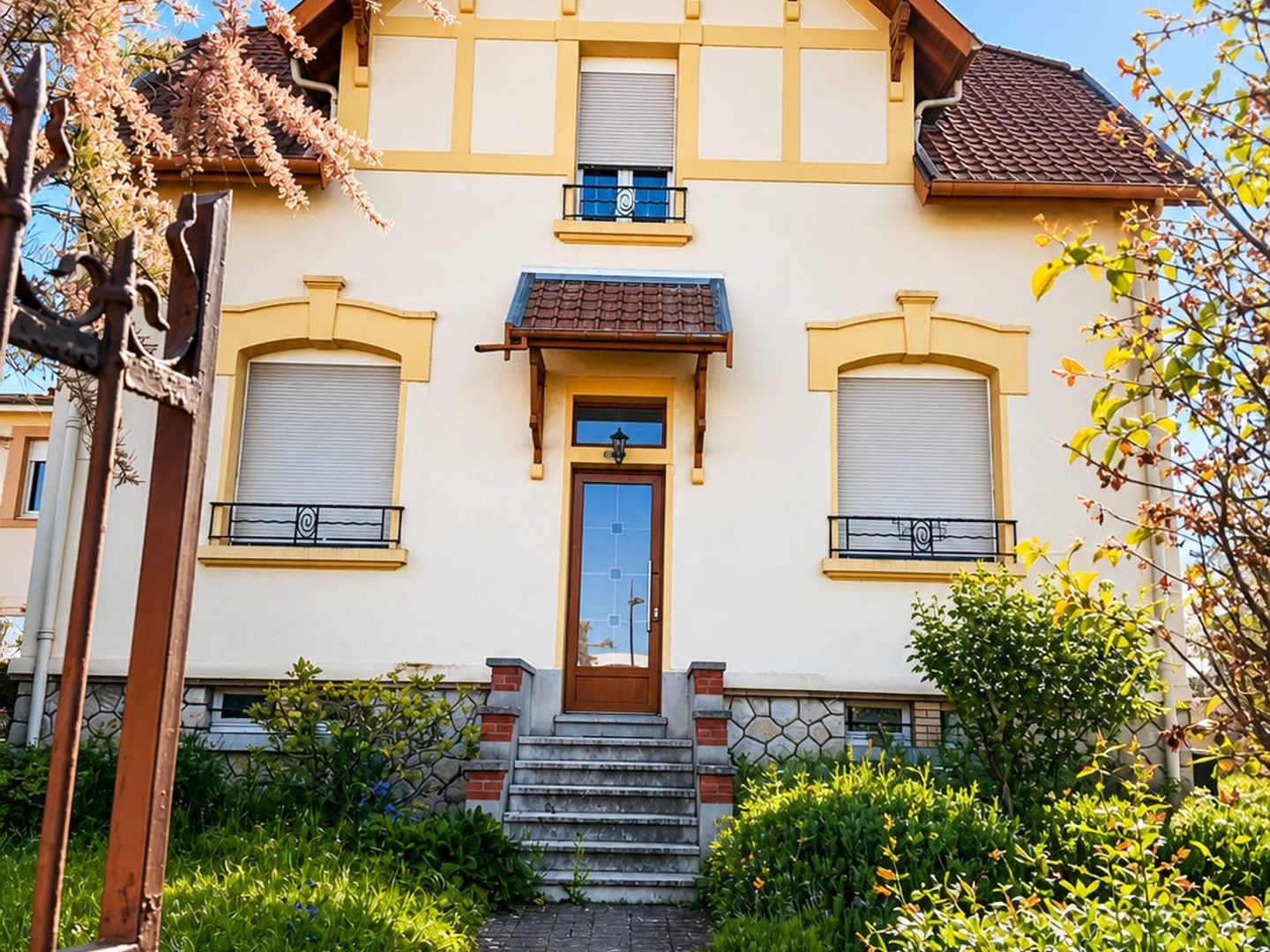 MAISON DE CARACTÈRE À RÉINVENTER - 130 m² HABITABLES - GARAGE - DÉPENDANCE - TERRAIN DE 570 m²