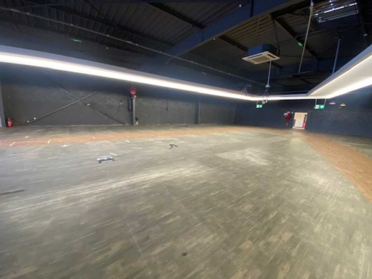 A VENDRE A LOUER- LOCAUX COMMERCIAUX - CROZON