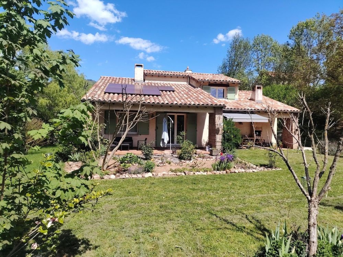 Grande maison traditionnelle avec grand terrain plat
