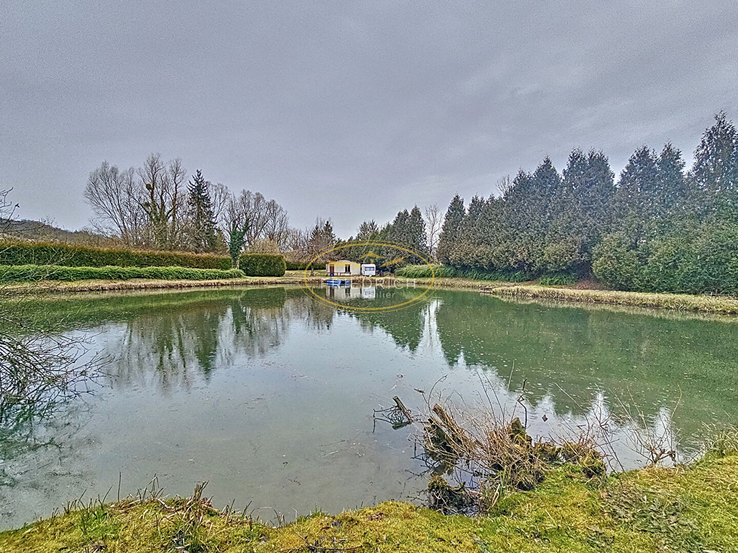 TERRAIN DE LOISIRS AVEC ETANG ET MAISONNETTE