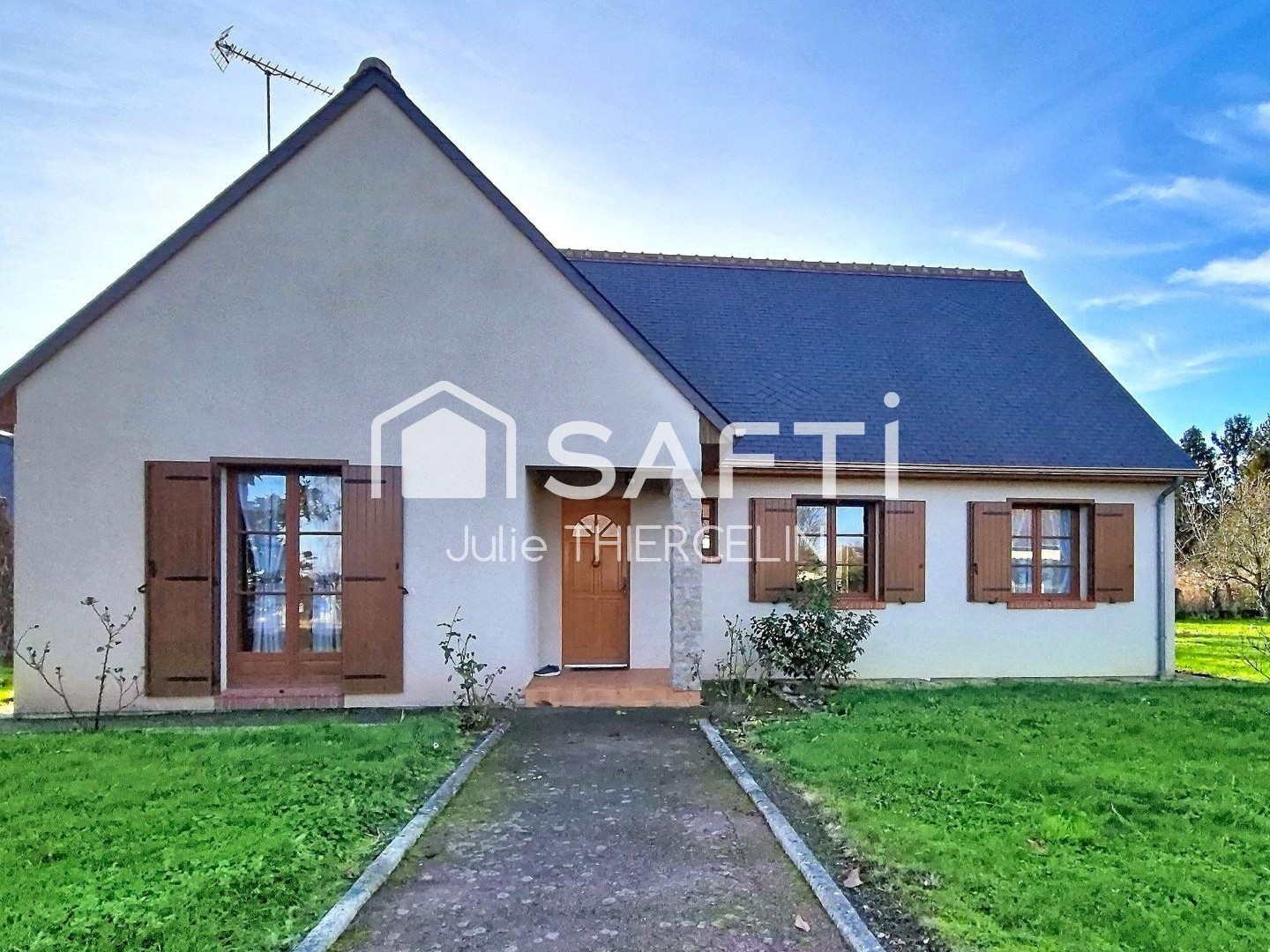 Localisation idéale, maison familiale et un spacieux terrain !
